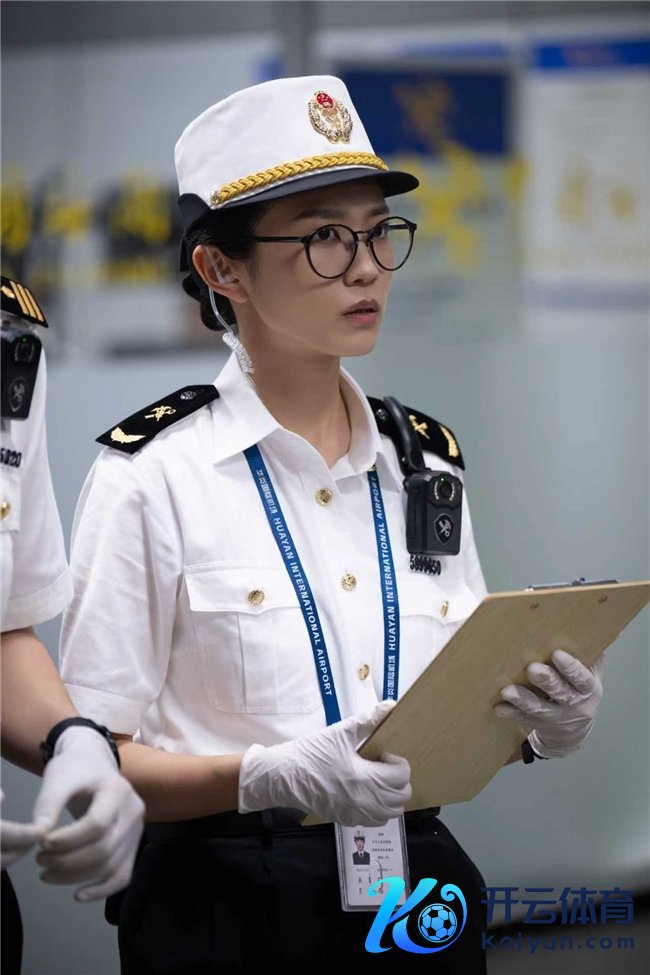 首部海关旅检题材电视剧《金关》当天开播，经超、黄尧联袂献艺“百步识东谈主”