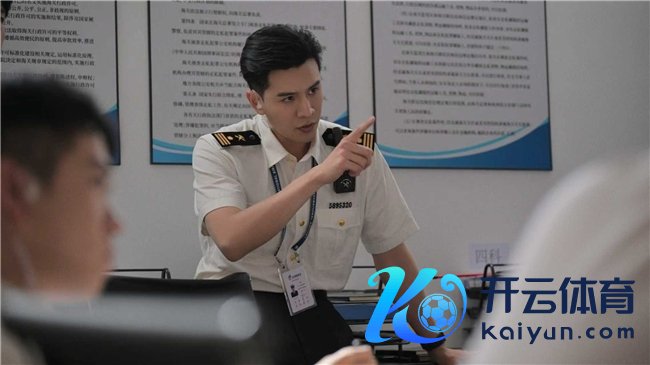 首部海关旅检题材电视剧《金关》当天开播，经超、黄尧联袂献艺“百步识东谈主”